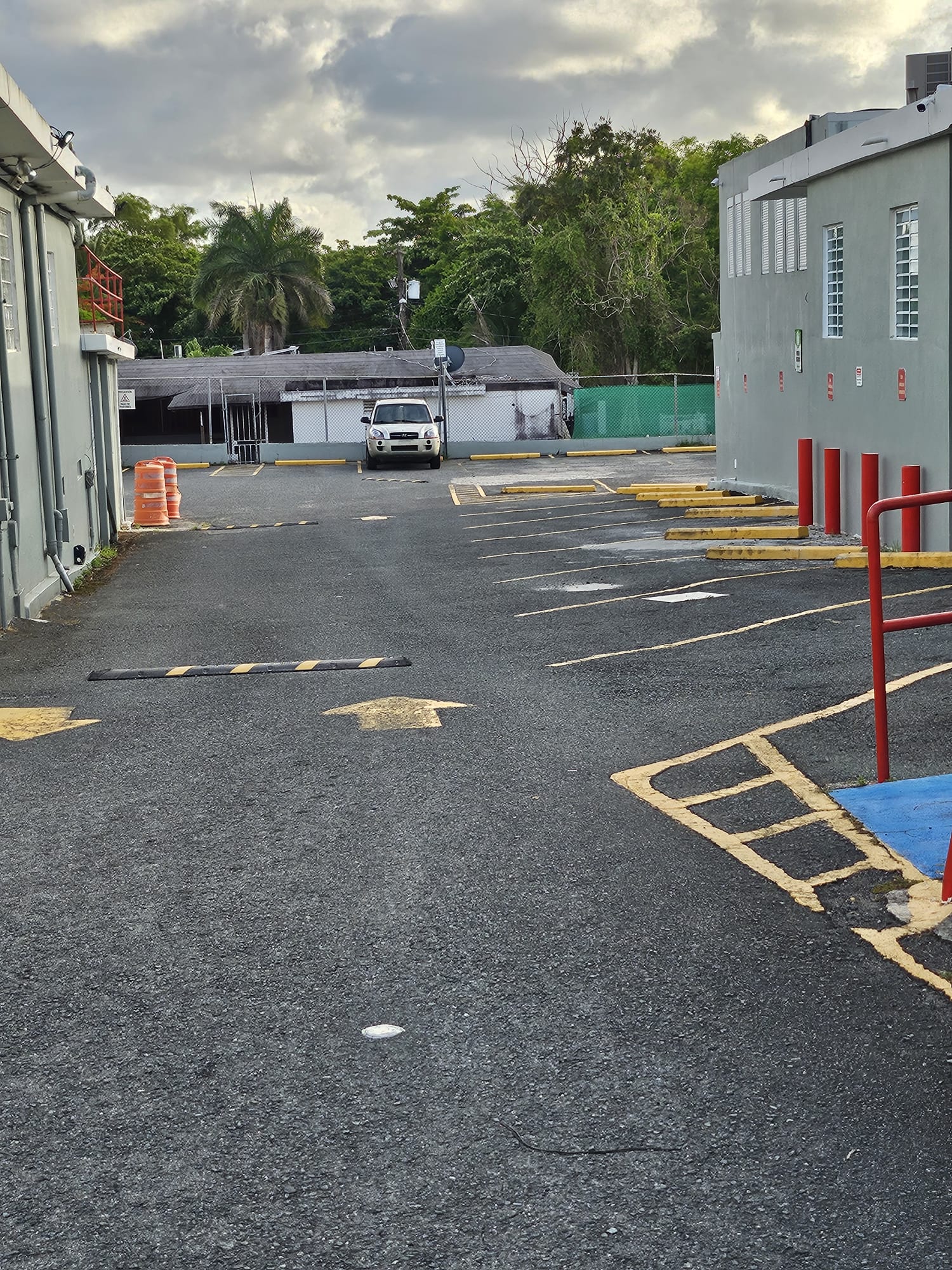 Estacionamiento con señalización