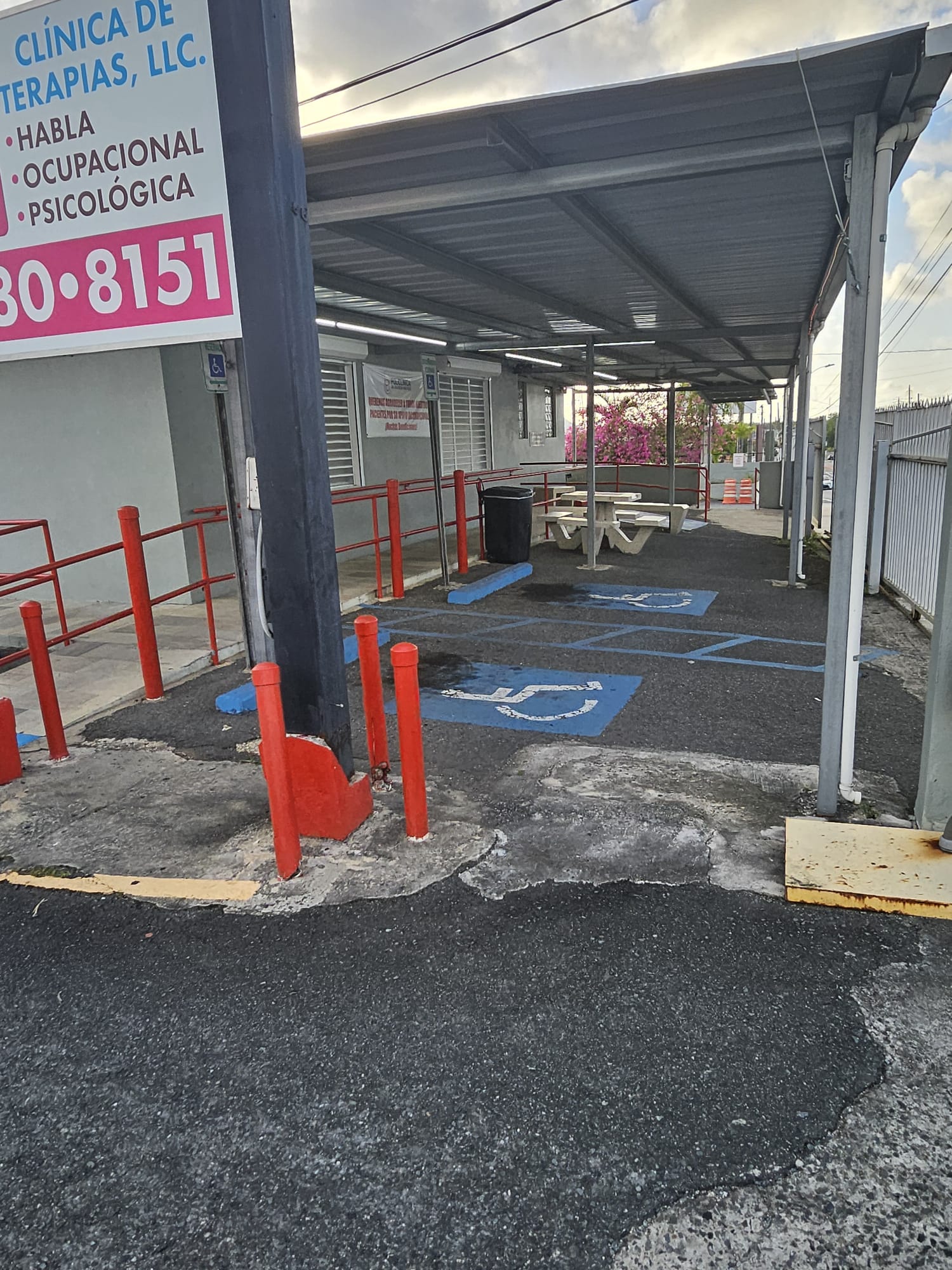 Área de estacionamiento techada con mesa de picnic
